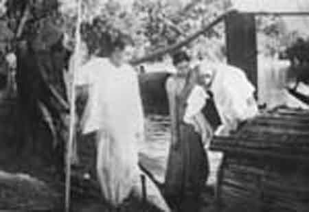 Gandhiji alliting from a boat at  changirgaoh in Noakhali district (presently in Bangladesh on 7 January 1947).jpg